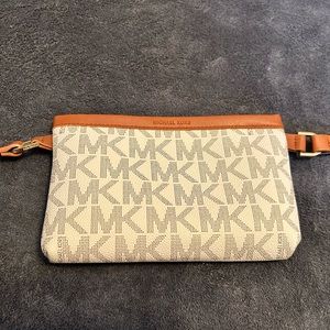 Michael Kors MK Signature Logo Belt Wallet / Fanny